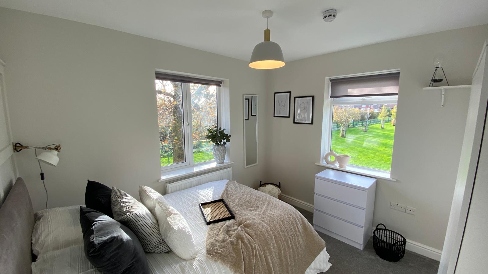 Bright double room overlooking gardens